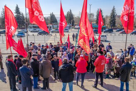 В Красноярске состоялось возложение цветов к памятнику В.И. Ленину