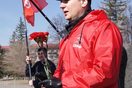 В Красноярске состоялось возложение цветов к памятнику В.И. Ленину