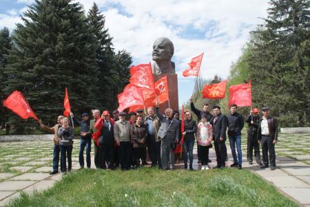 Во всех городах и районах Карачаево-Черкесской Республики состоялись возложения цветов к памятникам Ленину