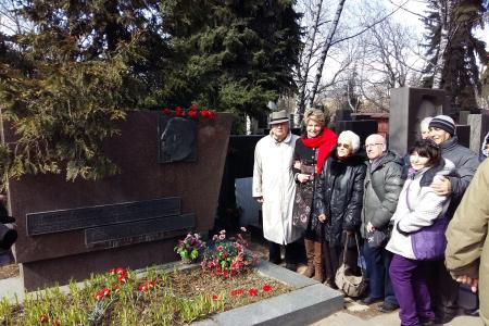 Москва. Коммунисты возложили цветы на Новодевичьем кладбище на могилу основателя компартии Аргентины Викторио Кодовилья в день его памяти