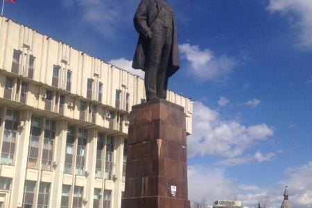 В Туле провокаторы обклеили памятник В.И. Ленина призывами его снести