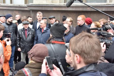 Москва. Депутаты-коммунисты и избиратели на совместной встрече возле Госдумы раскритиковали законопроект «Единой России» об ограничениях в проведении подобных встреч