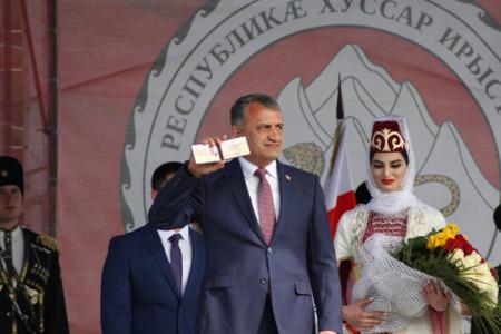  К. Тайсаев принимает участие в официальной церемонии вступления в должность Президента Республики Южная Осетия Анатолия Бибилова 