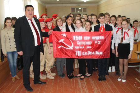 Город-герой Волгоград. Депутат-коммунист Евгений Шаманаев провёл урок "Знамени Победы"