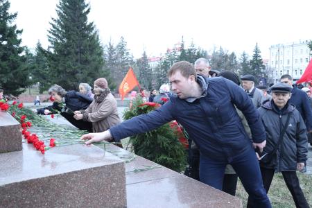 ​В Омске прошло торжественное возложение венков и цветов к памятнику Ленину