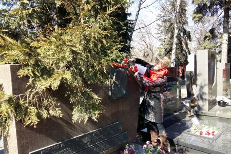 Москва. Коммунисты возложили цветы на Новодевичьем кладбище на могилу основателя компартии Аргентины Викторио Кодовилья в день его памяти
