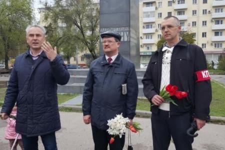 «Руки прочь от Мавзолея!». В Ростове состоялось возложение в честь Дня рождения Ленина