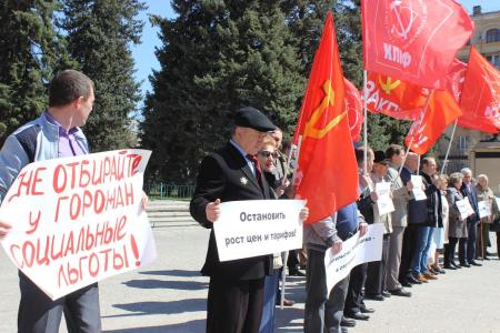 Сталинградские коммунисты провели пикет, посвященный Дню космонавтики