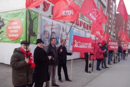 Дорогу в космос проложил Великий Октябрь! Акция пермских коммунистов