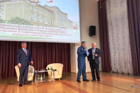 Лидер ставропольских коммунистов Виктор Гончаров вручил земляку-космонавту Олегу Скрипочке медаль ЦК КПРФ