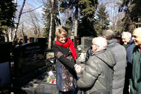 Москва. Коммунисты возложили цветы на Новодевичьем кладбище на могилу основателя компартии Аргентины Викторио Кодовилья в день его памяти