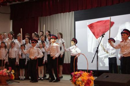 "Веди, Будённый, нас смелее в бой!". Саратовские коммунисты провели конкурс инсценированной патриотической песни 