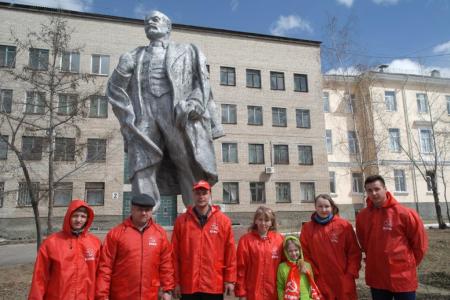 В Чите коммунисты возложили цветы в день 147-й годовщины со дня рождения В.И.Ленина