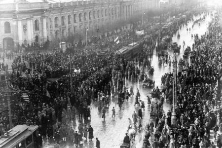 Проект KPRF.RU "Хроника революции". 1 апреля 1917 года: Из ссылки возвратились депутаты социал-демократической фракции 2-й Государственной Думы, в Москве и Петрограде проходят митинги и манифесации