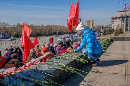 В Красноярске состоялось возложение цветов к памятнику В.И. Ленину