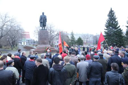 ​В Омске прошло торжественное возложение венков и цветов к памятнику Ленину