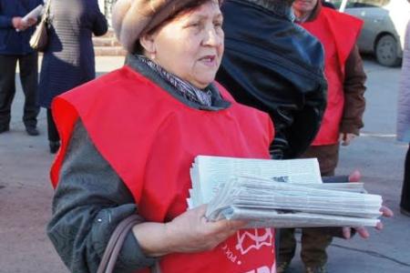 В Кургане день космонавтики коммунисты отметили пикетом