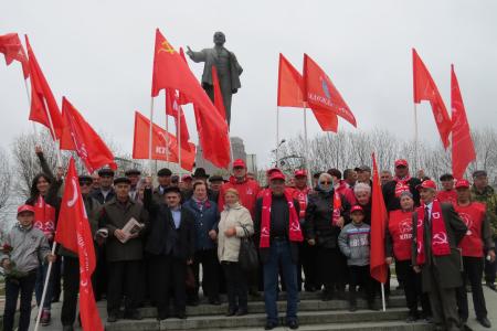 Кабардино-Балкария. Коммунисты возложили цветы к памятнику Ленину