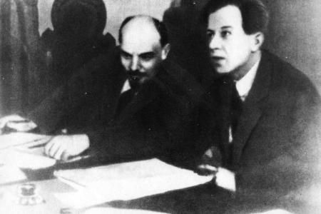 Проект KPRF.RU "Хроника революции". 2 апреля 1917 года: Временное правительство отменило национальные и вероисповедные ограничения, Петроградский Совет обсудил вопрос об увеличении заработной платы