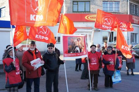 В Кургане день космонавтики коммунисты отметили пикетом