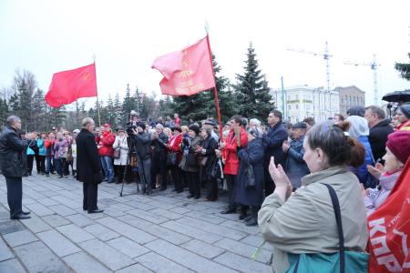 ​В Омске прошло торжественное возложение венков и цветов к памятнику Ленину
