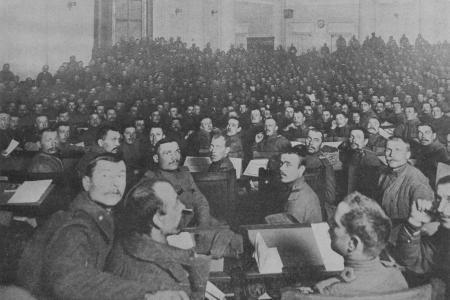 Проект KPRF.RU "Хроника революции". 29 апреля 1917 года: Военный министр Гучков утвердил "Положение о комитетах в войсках и дисциплинарных судах", В Петрограде и других городах прошли демонстрации и митинги против травли В.И. Ленина