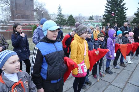 ​В Омске прошло торжественное возложение венков и цветов к памятнику Ленину