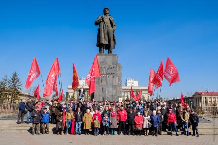В Красноярске состоялось возложение цветов к памятнику В.И. Ленину