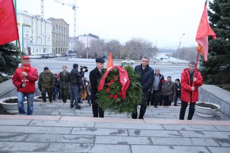 ​В Омске прошло торжественное возложение венков и цветов к памятнику Ленину