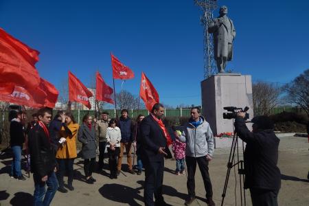 Свердловские коммунисты провели автопробег в честь 147-й годовщины со дня рождения В. И. Ленина
