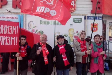 Дорогу в космос проложил Великий Октябрь! Акция пермских коммунистов