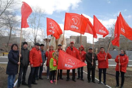 В Чите коммунисты возложили цветы в день 147-й годовщины со дня рождения В.И.Ленина