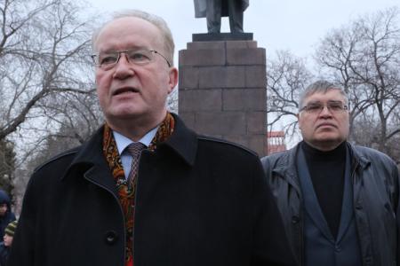 ​В Омске прошло торжественное возложение венков и цветов к памятнику Ленину