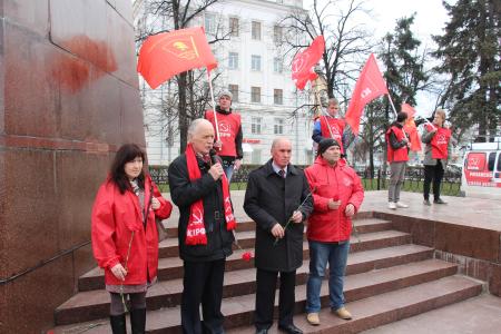 Руки прочь от Ленина и Мавзолея! Митинг и возложения цветов в Рязани