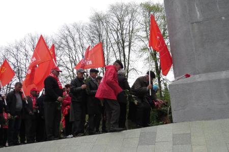 Кабардино-Балкария. Коммунисты возложили цветы к памятнику Ленину
