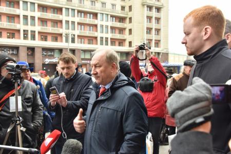 Москва. Депутаты-коммунисты и избиратели на совместной встрече возле Госдумы раскритиковали законопроект «Единой России» об ограничениях в проведении подобных встреч