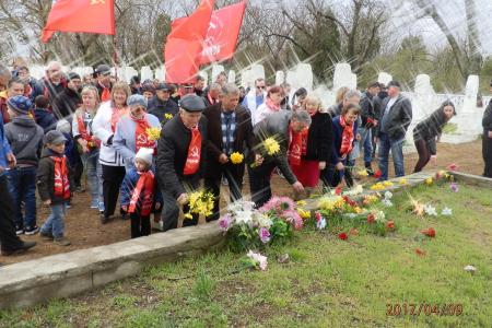 В Керчи прошел авто-мотопробег : «Спасибо деду за победу!»