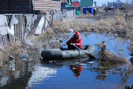 Омский депутат-коммунист взял лодку и поплыл по городу