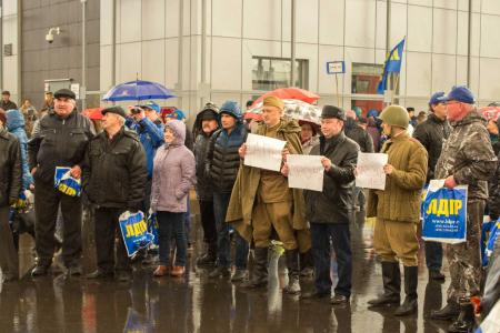 Ленинградская область: "Лапы прочь от мавзолея!" В Киришах встретили агитпоезд ЛДПР