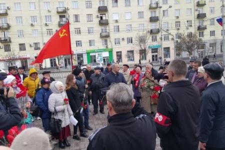 «Руки прочь от Мавзолея!». В Ростове состоялось возложение в честь Дня рождения Ленина