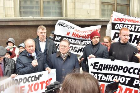Москва. Депутаты-коммунисты и избиратели на совместной встрече возле Госдумы раскритиковали законопроект «Единой России» об ограничениях в проведении подобных встреч