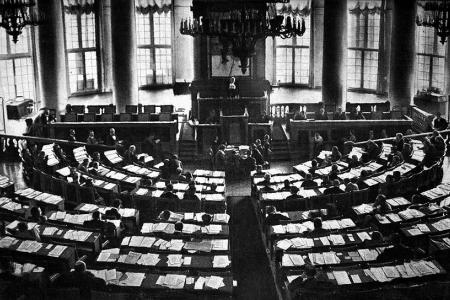 Проект KPRF.RU "Хроника революции". 10 мая 1917 года: Отменена цензура печати, Всероссийская Конференция РСДРП(б) приняла внесенные В.И. Лениным резолюции о войне и об отношении к Временному правительству
