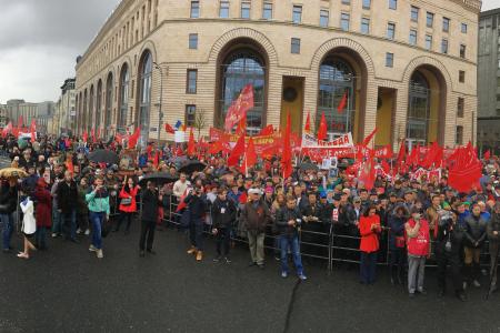 В Москве идёт шествие и митинг КПРФ в честь Дня победы