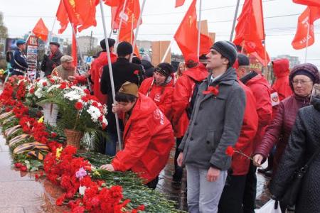 Ивановские коммунисты провели День Победы под красными знаменами