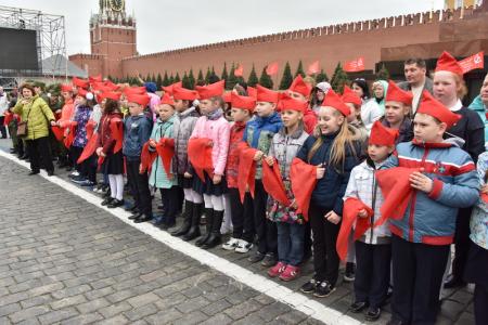 "Взвейтесь кострами синие ночи". Концерт в Колонном зале Дома Союзов, посвященный 95-летию пионерии