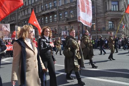 Красный День Победы в Санкт-Петербурге. Колонна коммунистов, ветеранов и комсомольцев прошла по Невскому проспекту