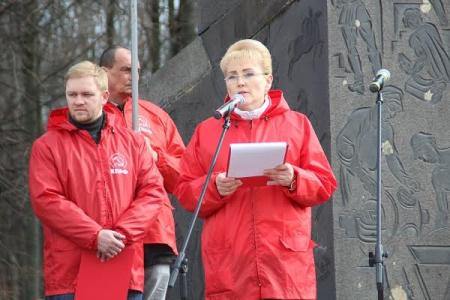 Новгородские коммунисты провели митинг, посвященный Первомаю