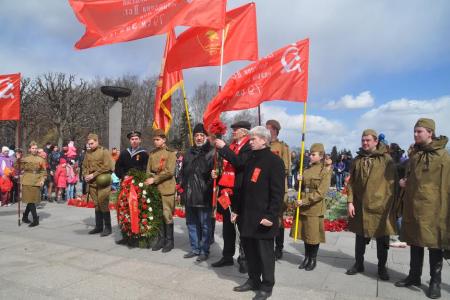 Ленинградские коммунисты организовали возложение венков и цветов на Пискарёвском кладбище