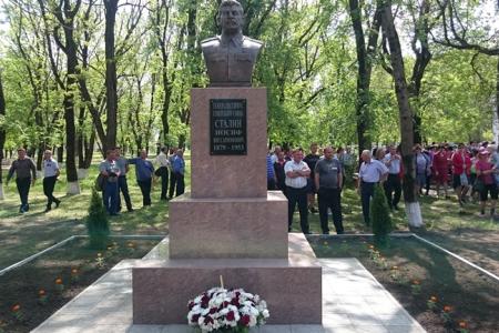 В Ставропольском крае коммунисты в День Победы открыли памятник И.В. Сталину