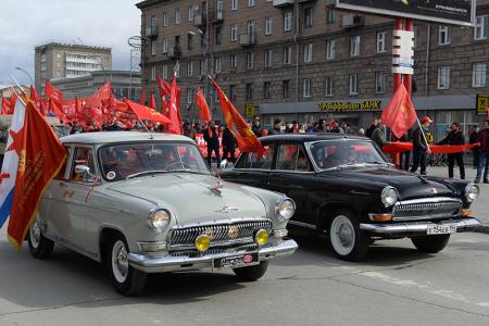 «Красные в городе»: Первомайская колонна прошла по центру Новосибирска